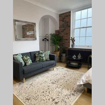 City Centre Entire Studio Apartment Chichester Extérieur photo