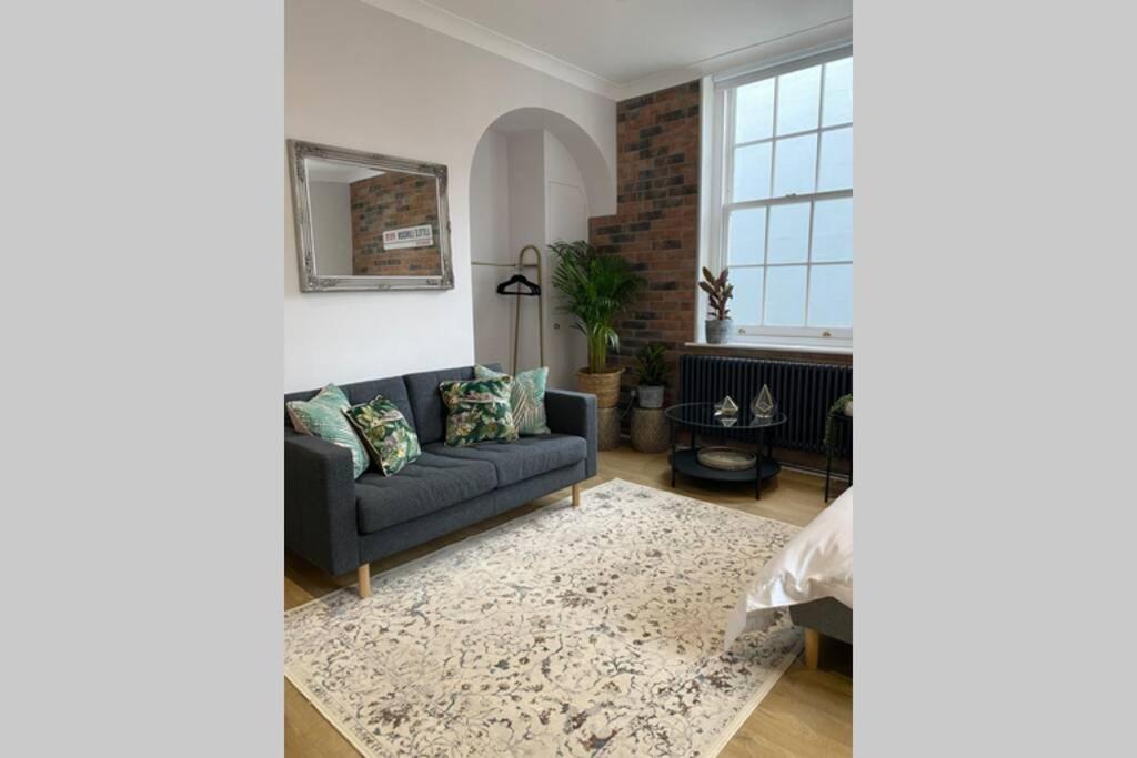 City Centre Entire Studio Apartment Chichester Extérieur photo